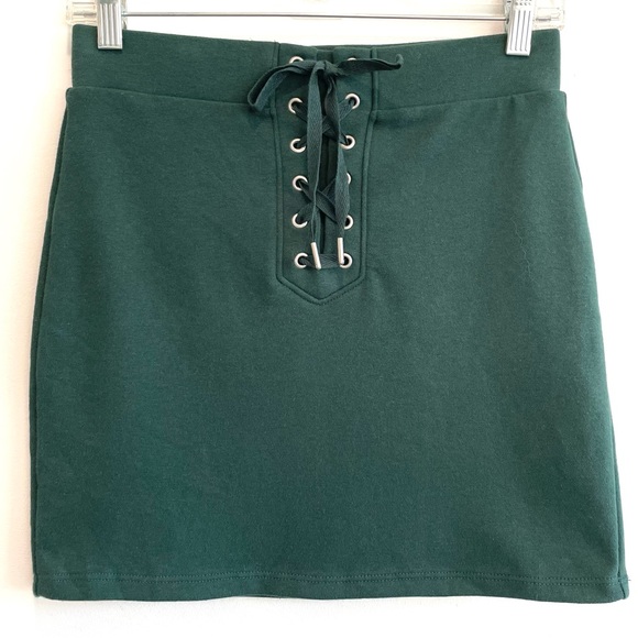 Forever 21 NWT Dark Green Lace Up Mini Skirt Size Small - Picture 2 of 9